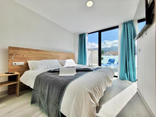 Habitación Doble Premium con terraza y vistas a la montaña del hotel Puerto Azul. Foto 3