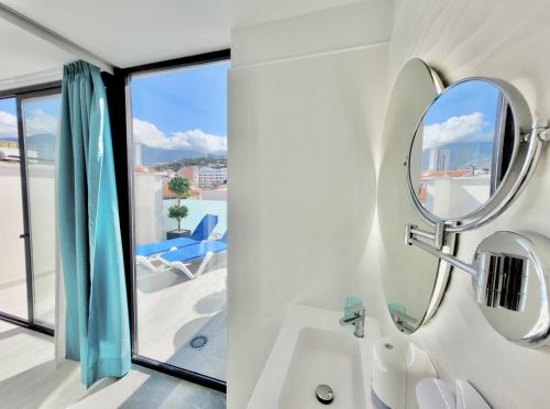 Habitación Doble Premium con terraza y vistas a la montaña del hotel Puerto Azul. Foto 4