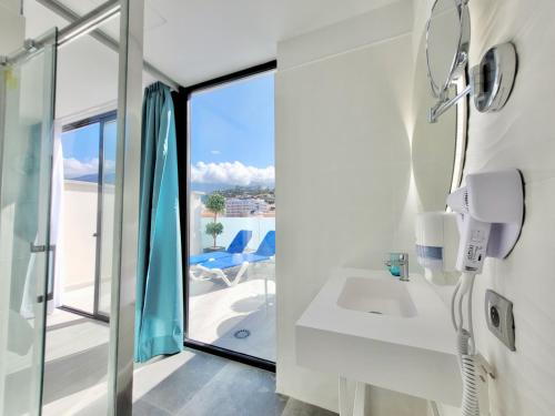 Habitación Doble Premium con terraza y vistas a la montaña del hotel Puerto Azul. Foto 6