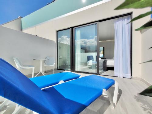 Habitación Doble Premium con terraza y vistas a la montaña del hotel Puerto Azul. Foto 7