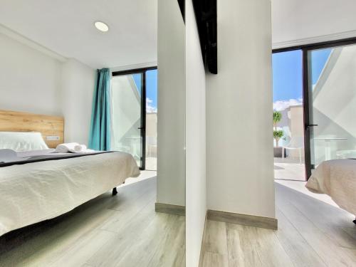 Habitación Doble Superior con terraza con vistas a la montaña del hotel Puerto Azul. Foto 3