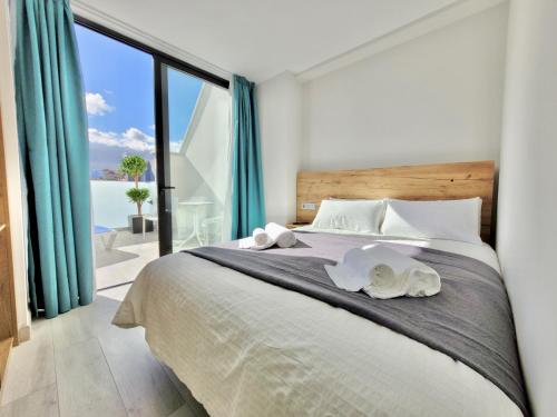 Habitación Doble Superior con terraza con vistas a la montaña del hotel Puerto Azul. Foto 6