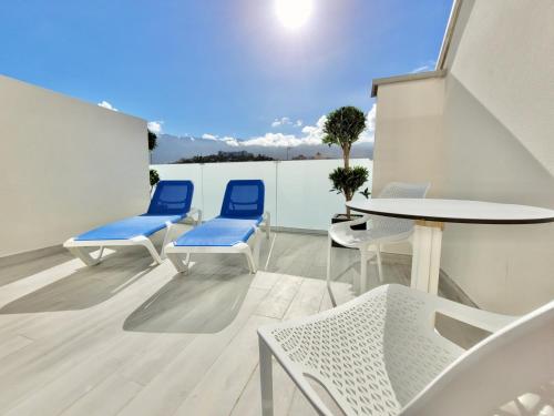 Habitación Doble Superior con terraza con vistas a la montaña del hotel Puerto Azul. Foto 7