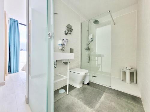 Habitación Doble Superior con terraza con vistas a la montaña del hotel Puerto Azul. Foto 8