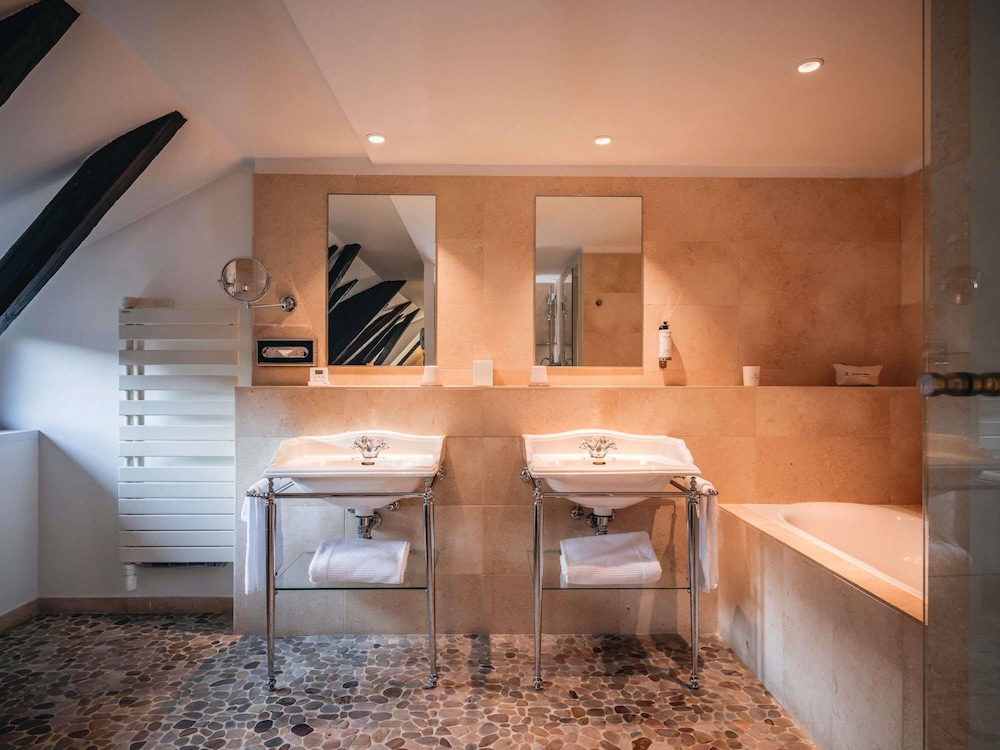 Habitación Signature con Salón del hotel Cour Du Corbeau Strasbourg - Mgallery. Foto 5