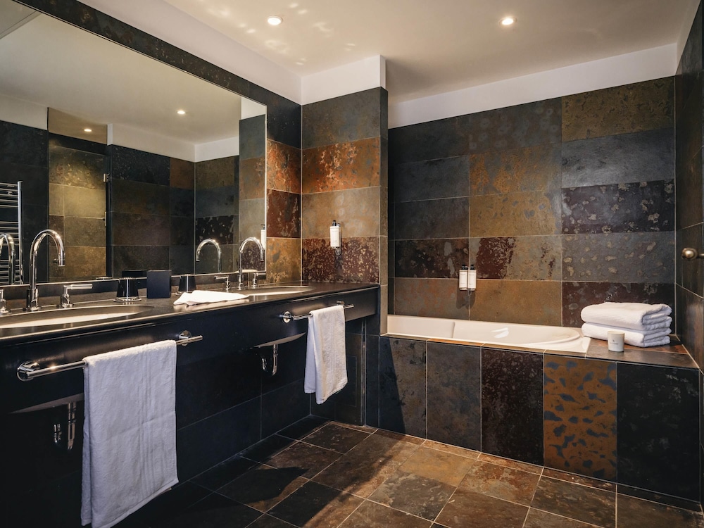 Habitación Signature con Salón del hotel Cour Du Corbeau Strasbourg - Mgallery. Foto 6