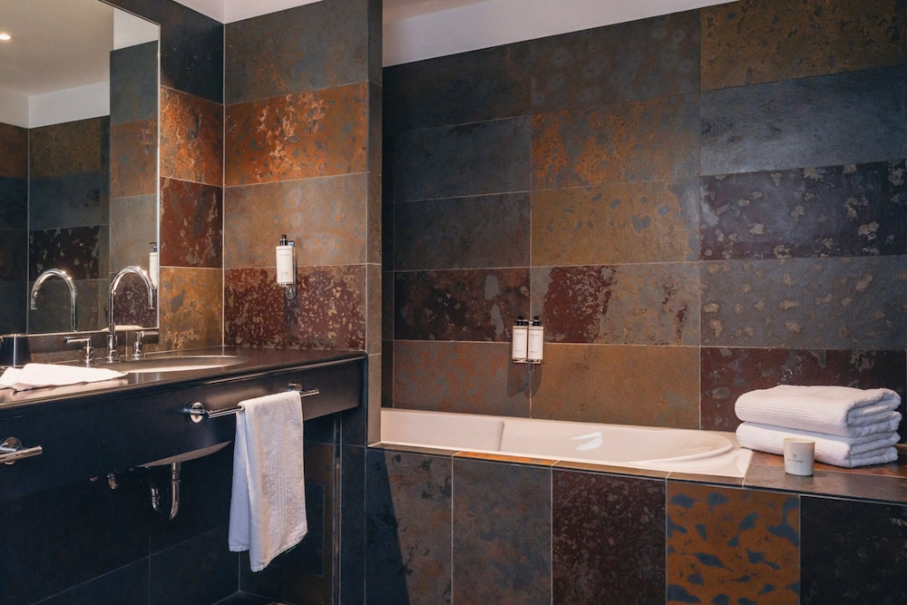 Habitación Signature con Salón del hotel Cour Du Corbeau Strasbourg - Mgallery. Foto 7