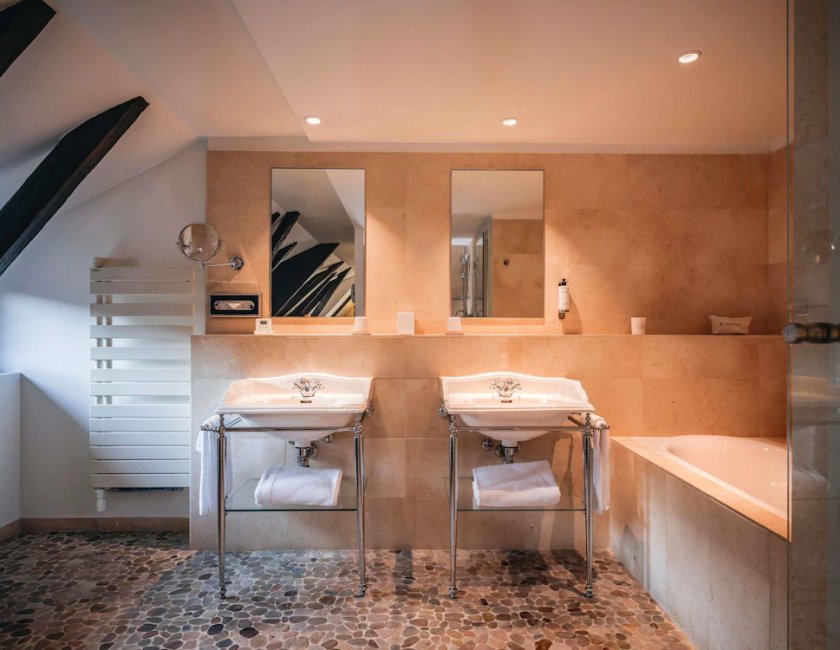 Habitación doble con salón Sofá Cama incluido 2 Camas individuales del hotel Cour Du Corbeau Strasbourg - Mgallery. Foto 5