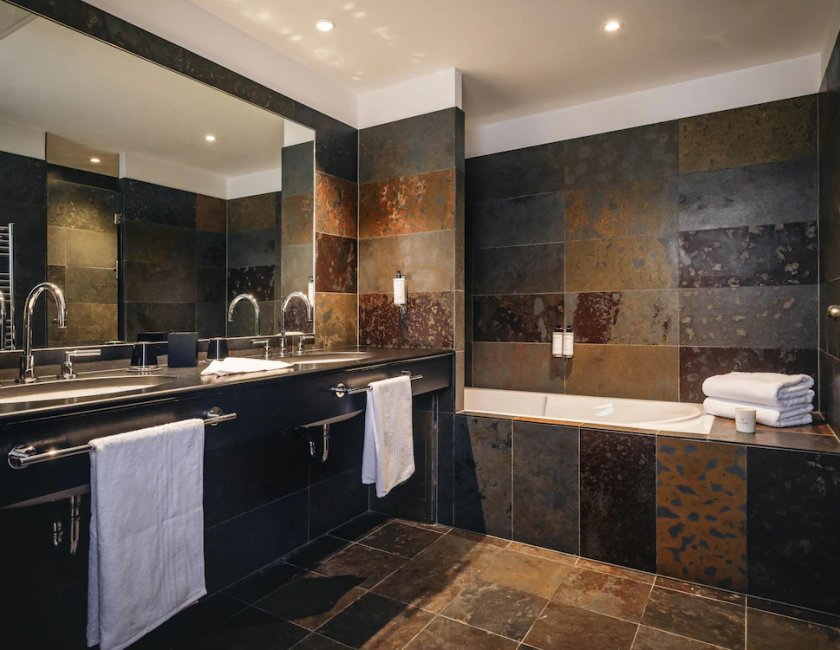 Habitación doble con salón Sofá Cama incluido 2 Camas individuales del hotel Cour Du Corbeau Strasbourg - Mgallery. Foto 6
