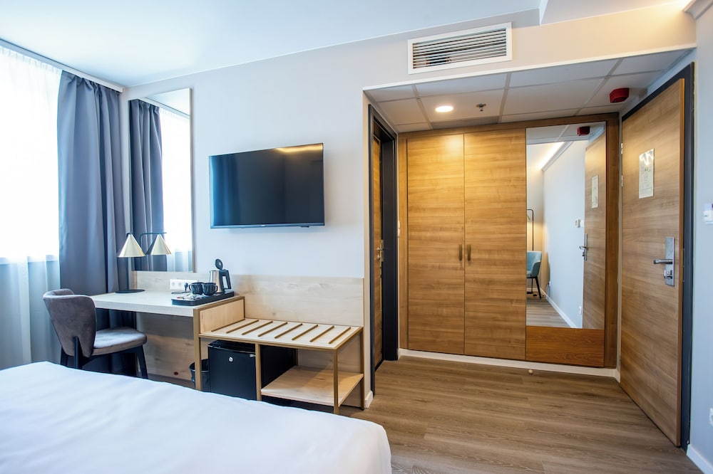 Habitación estándar con 1 cama doble o 2 individuales del hotel Expo Tower by Mellow Mood Hotels. Foto 3