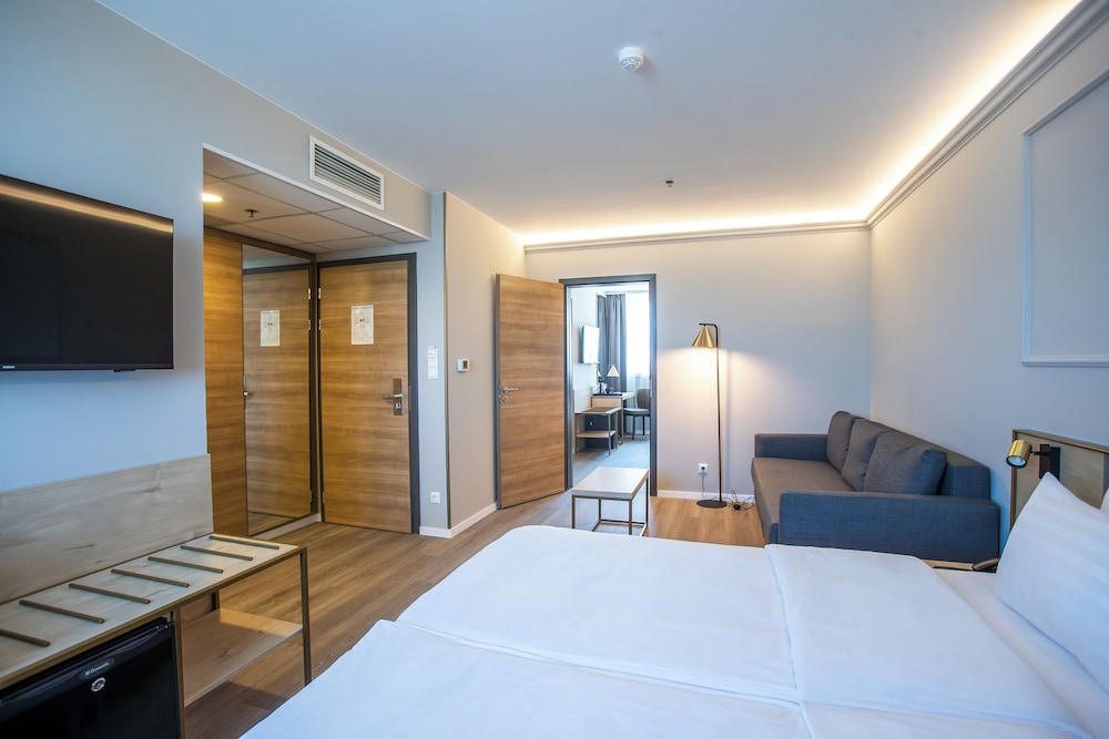 Habitación superior con 1 cama doble o 2 individuales del hotel Expo Tower by Mellow Mood Hotels. Foto 2