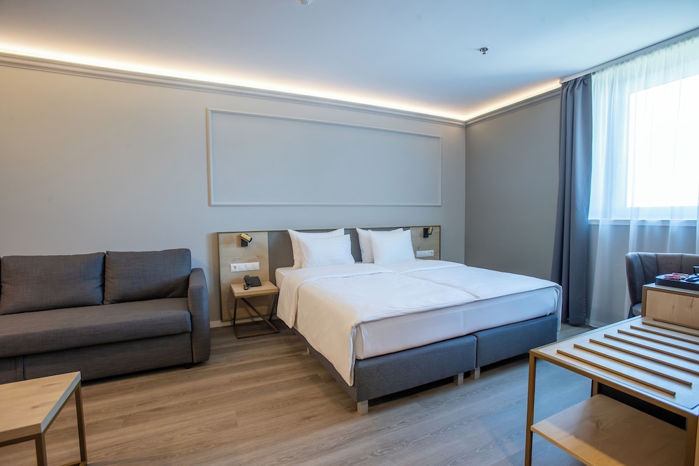 Habitación superior con 1 cama doble o 2 individuales del hotel Expo Tower by Mellow Mood Hotels. Foto 3
