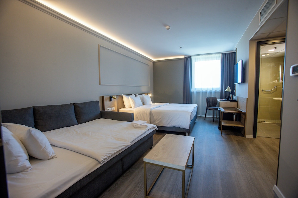 Superior Double Room with Extra Bed del hotel Expo Tower by Mellow Mood Hotels