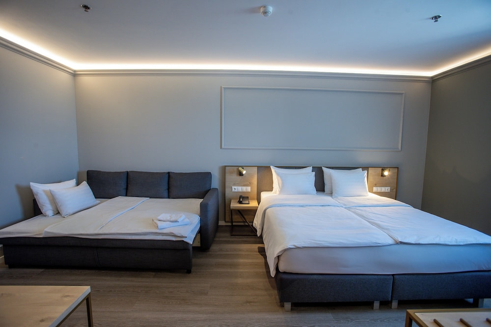Superior Double Room with Extra Bed del hotel Expo Tower by Mellow Mood Hotels. Foto 1