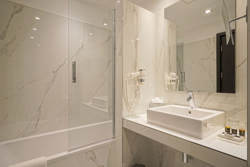 Habitación estándar con 1 cama doble o 2 individuales del hotel Continental Budapest. Foto 8