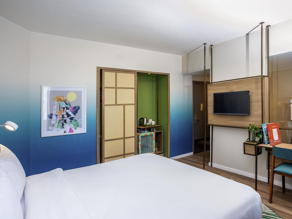 Habitación ejecutiva, 1 cama de matrimonio, balcón, vistas parciales al mar del hotel Mercure Rio Boutique Copacabana. Foto 1
