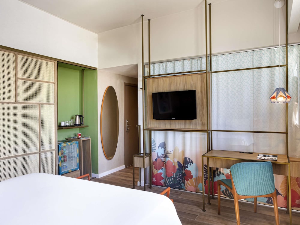 Habitación ejecutiva, 1 cama de matrimonio, balcón, vistas parciales al mar del hotel Mercure Rio Boutique Copacabana. Foto 2