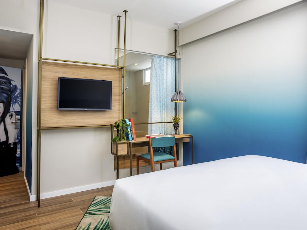 Habitación ejecutiva, 1 cama de matrimonio, balcón, vistas parciales al mar del hotel Mercure Rio Boutique Copacabana. Foto 3