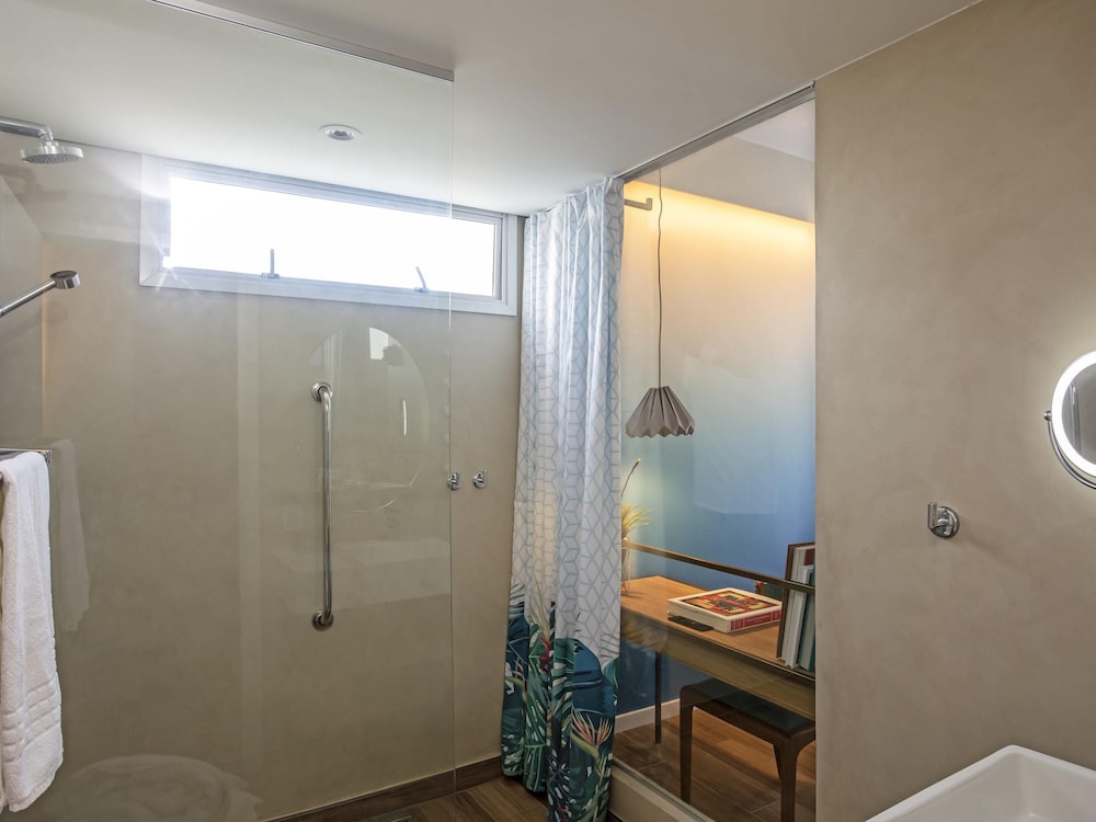 Habitación ejecutiva, 1 cama de matrimonio, balcón, vistas parciales al mar del hotel Mercure Rio Boutique Copacabana. Foto 4