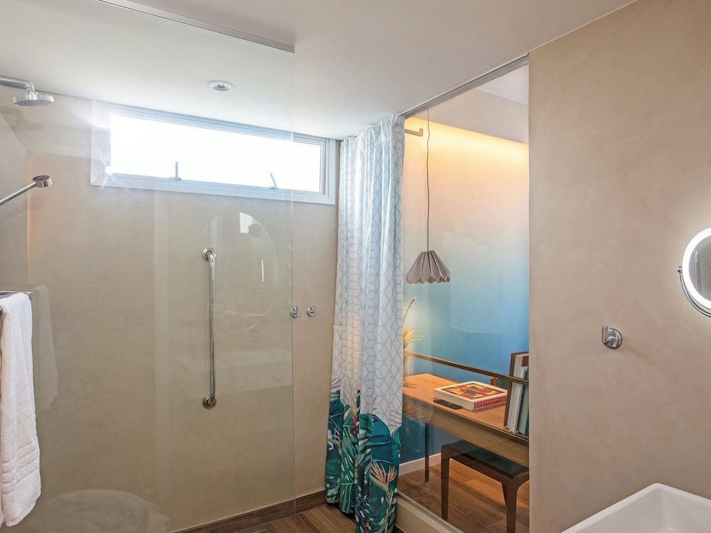 Habitación ejecutiva, 1 cama de matrimonio, balcón, vistas parciales al mar del hotel Mercure Rio Boutique Copacabana. Foto 5