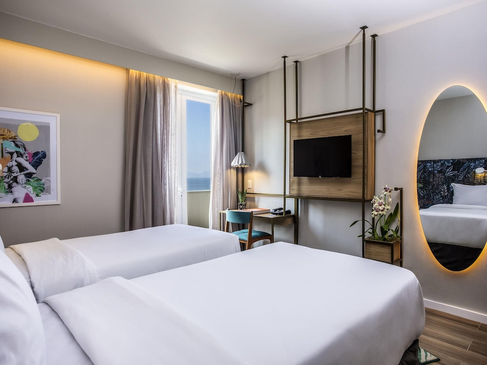 Habitación ejecutiva, 2 camas individuales, balcón, vistas parciales al mar del hotel Mercure Rio Boutique Copacabana