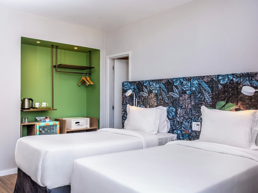 Habitación ejecutiva, 2 camas individuales, balcón, vistas parciales al mar del hotel Mercure Rio Boutique Copacabana. Foto 1