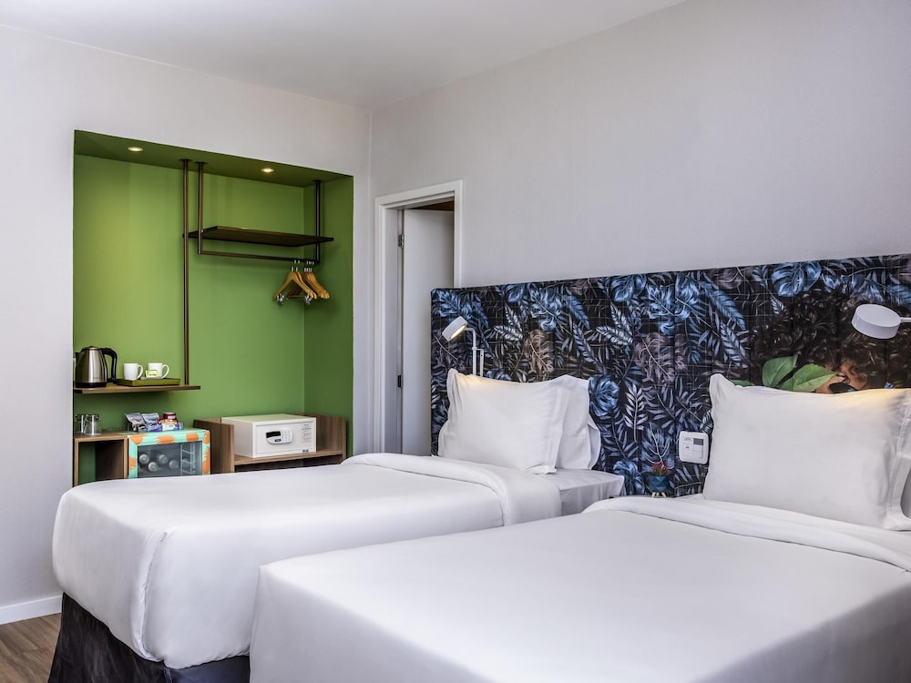 Habitación ejecutiva, 2 camas individuales, balcón, vistas parciales al mar del hotel Mercure Rio Boutique Copacabana. Foto 3