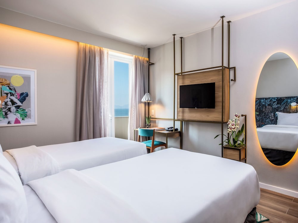 Habitación ejecutiva, 2 camas individuales, balcón, vistas parciales al mar del hotel Mercure Rio Boutique Copacabana. Foto 4