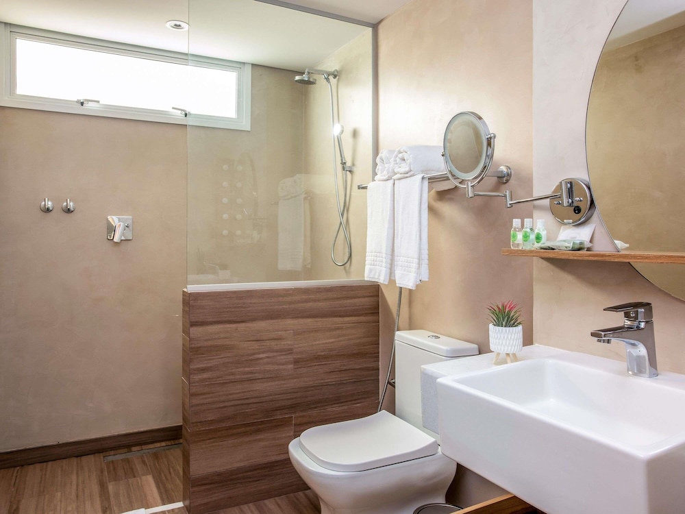 Suite, 1 cama doble, balcón del hotel Mercure Rio Boutique Copacabana. Foto 3