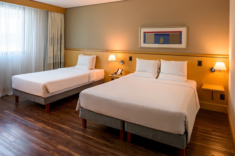 Habitación estándar con 1 cama doble y 1 cama individual del hotel Novotel Sao Paulo Center Norte. Foto 1