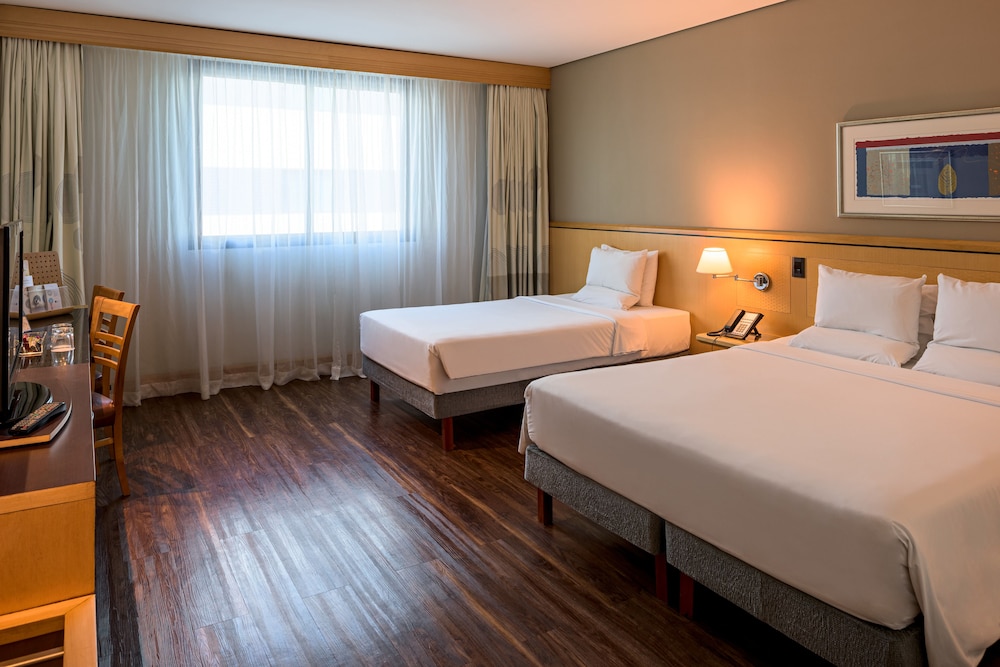 Habitación estándar con 1 cama doble y 1 cama individual del hotel Novotel Sao Paulo Center Norte. Foto 2