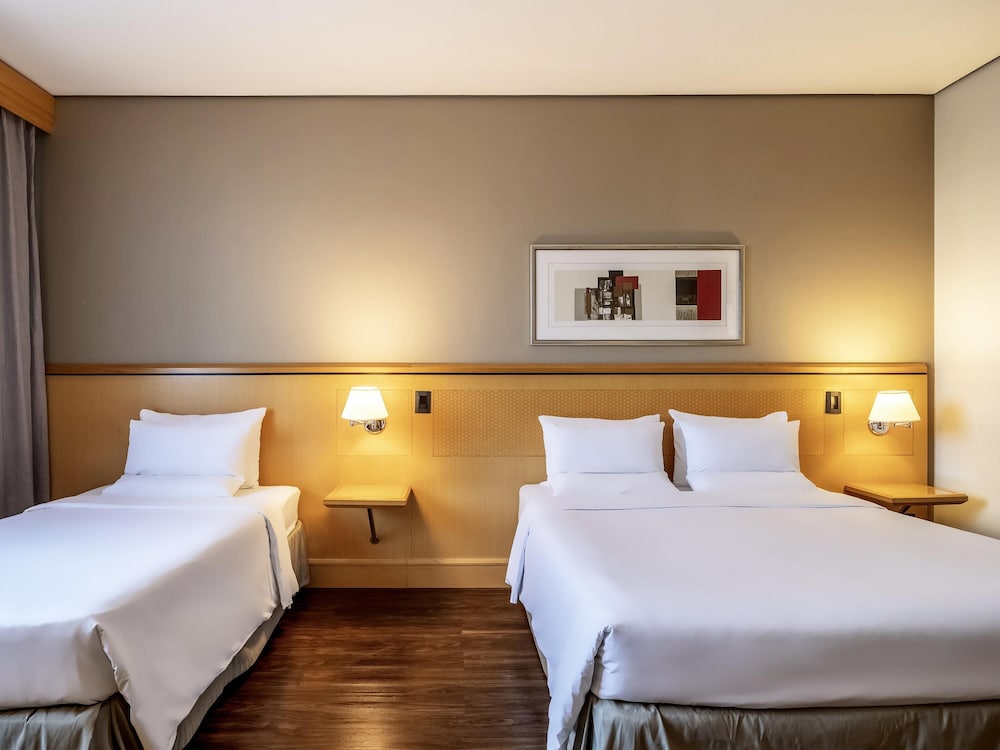 Habitación estándar con 1 cama doble y 1 cama individual del hotel Novotel Sao Paulo Center Norte. Foto 3