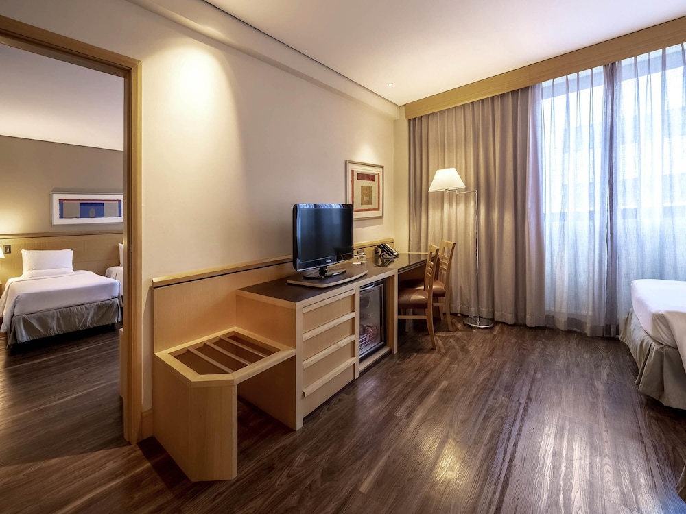 Habitación familiar con 1 cama doble y 4 camas individuales del hotel Novotel Sao Paulo Center Norte