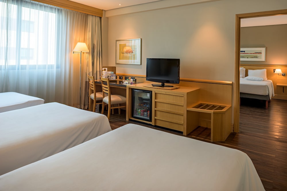 Habitación familiar con 1 cama doble y 4 camas individuales del hotel Novotel Sao Paulo Center Norte. Foto 2