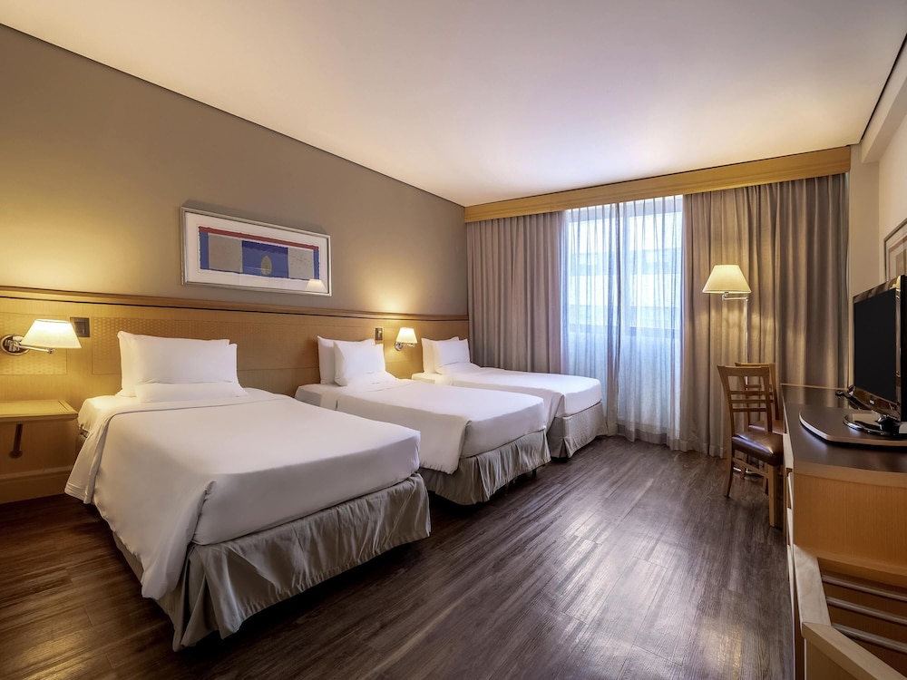 Habitación familiar con 1 cama doble y 4 camas individuales del hotel Novotel Sao Paulo Center Norte. Foto 3