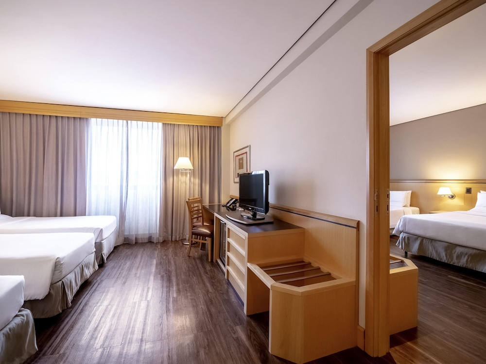Habitación familiar con 1 cama doble y 4 camas individuales del hotel Novotel Sao Paulo Center Norte. Foto 6