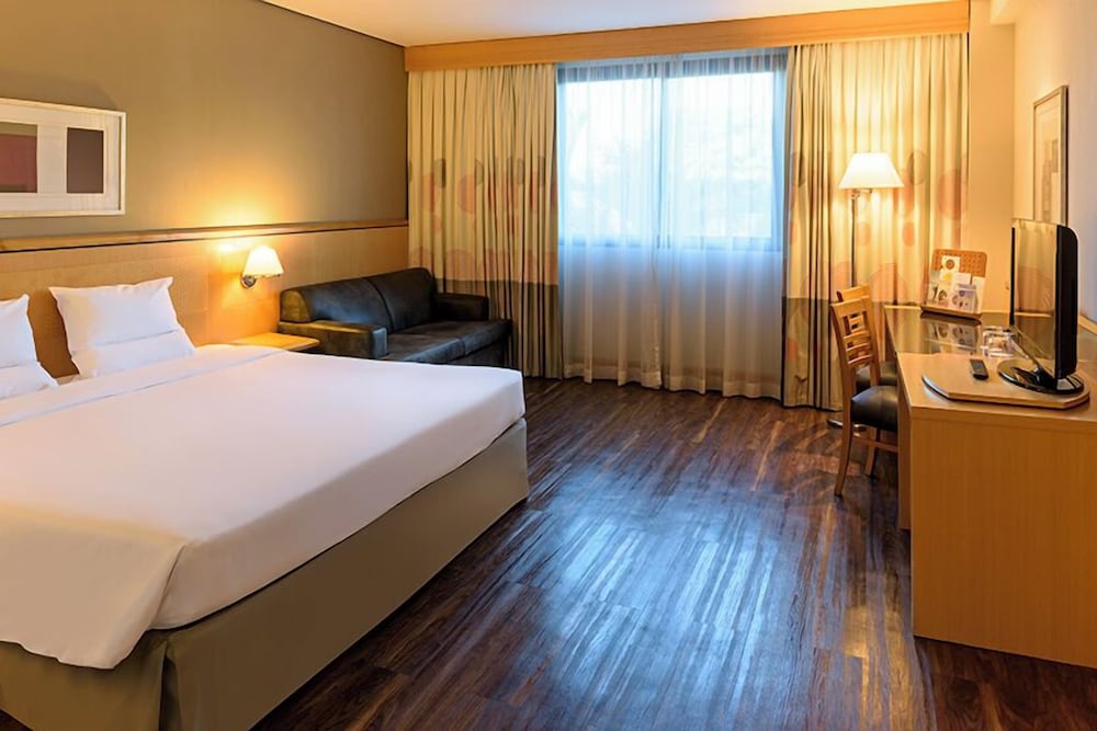 Suite superior con 1 cama king size del hotel Novotel Sao Paulo Center Norte. Foto 1