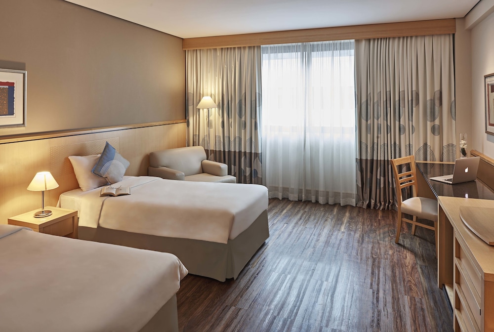 Habitación estándar con 2 camas individuales del hotel Novotel Sao Paulo Center Norte. Foto 1