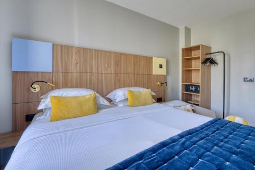 Habitación Doble con cama supletoria del hotel De Bellevue Gare du Nord. Foto 3