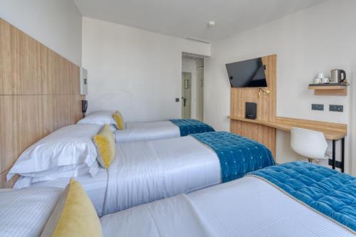 Habitación Triple del hotel De Bellevue Gare du Nord. Foto 5