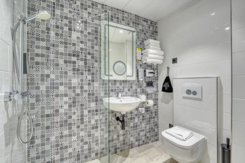 Habitación Triple del hotel De Bellevue Gare du Nord. Foto 6