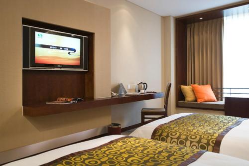 Standard twin bed room del hotel Mercure Wanshang Beijing. Foto 1