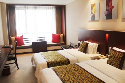 Standard twin bed room del hotel Mercure Wanshang Beijing. Foto 3