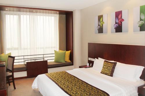 Standard king bed room del hotel Mercure Wanshang Beijing. Foto 1