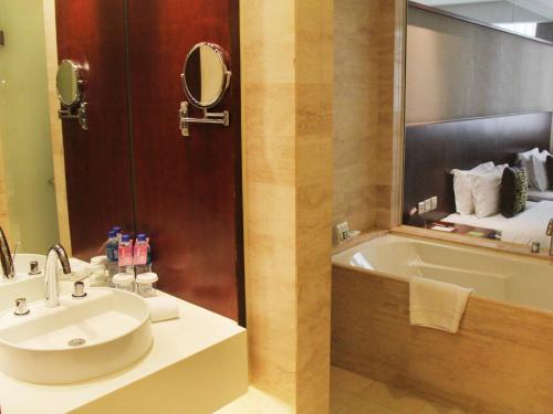 Superior twin bed room del hotel Mercure Wanshang Beijing. Foto 2