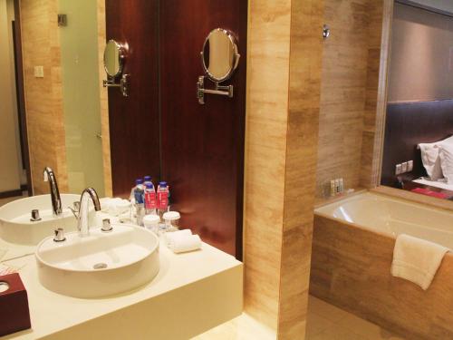 Superior king bed room del hotel Mercure Wanshang Beijing