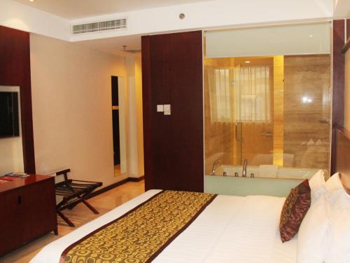 Superior king bed room del hotel Mercure Wanshang Beijing. Foto 1