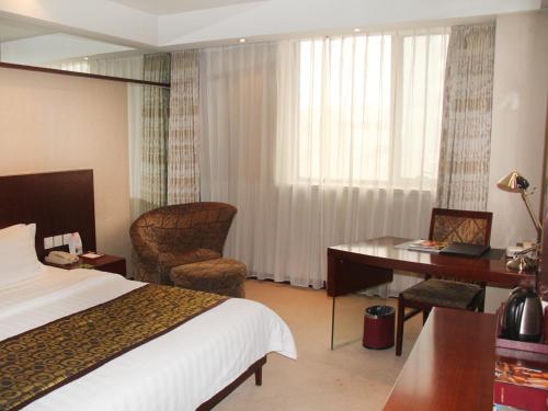 Superior king bed room del hotel Mercure Wanshang Beijing. Foto 2