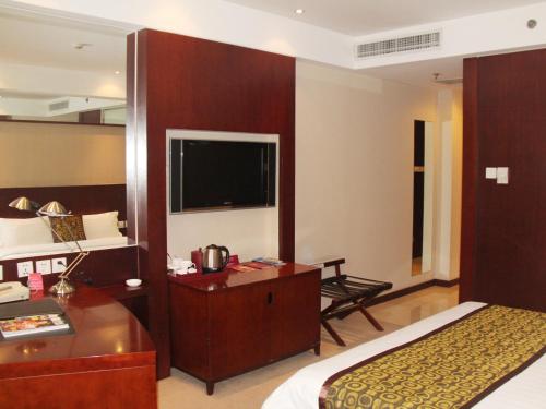 Superior king bed room del hotel Mercure Wanshang Beijing. Foto 3