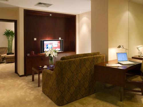 Suite del hotel Mercure Wanshang Beijing. Foto 2